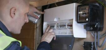 Instalacje elektryczne. Czym jest efekt wybijania korków? Wyjaśnia ekspert z Elekart Instalacje Elektryczne