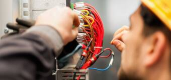 Jakie usługi elektryczne oferuje firma Fhu Instalacje Elektryczne?