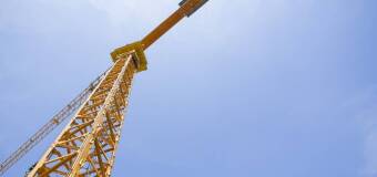 Żuraw Serwis: Jakie są główne zastosowania żurawi wieżowych w budownictwie mieszkaniowym i przemysłowym?