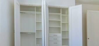 Szafy na wymiar: praktyczne pomysły na przechowywanie ubrań i dodatków z firmy MrDesign