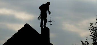Bezpieczeństwo domu - znaczenie regularnych przeglądów kominiarskich wykonywanych przez Zakład Pracy Kominiarzy.