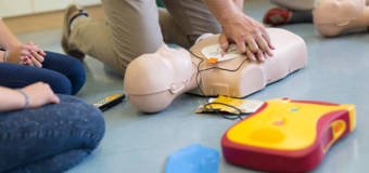 Na czym polega pierwsza pomoc przedmedyczna i jakie kursy w jej ramach są organizowane?