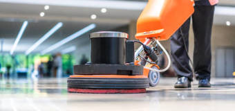 Automaty do czyszczenia podłóg – w jakie powinny zaopatrzyć się przedsiębiorstwa?