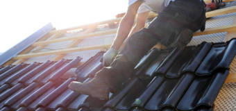 Budowa domu jednorodzinnego – dlaczego warto zdecydować się na pokrycie dachowe z ceramiki?