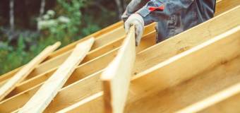 Drewno konstrukcyjne – odmiany, klasy i sposoby wyboru