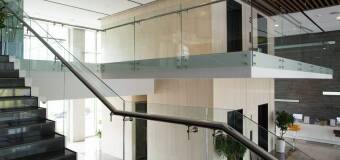 Szkło hartowane – estetyka i funkcjonalność w Twoim domu