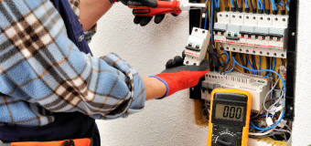 Jak wybrać wykonawcę do instalacji w firmie?