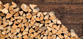 Produkcja drewna opałowego – jakie maszyny są w stanie zagwarantować najwyższą jakość i wydajność?