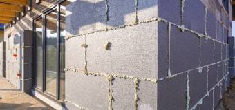 Na czym polega izolacja termiczna metodą natryskową?