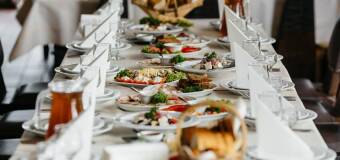 Catering na imprezę – ciepłe dania dla gości