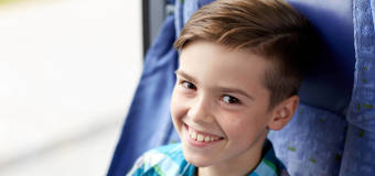 Wynajęcie autokaru na wycieczkę szkolną- jakie warunki powinien spełniać pojazd?