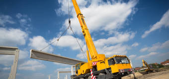 Kiedy warto wynająć dźwig samojezdny?