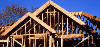 Czym wyróżnia się dobre drewno budowlane?