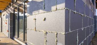 Zalety płyt warstwowych w budownictwie przemysłowym