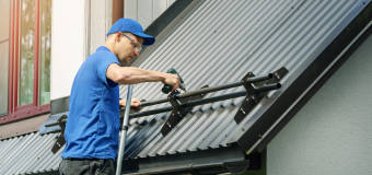 Jakie akcesoria przeciwśniegowe warto zamontować na dachu domu?