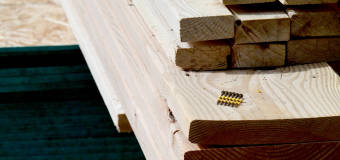 Czym musi się charakteryzować wysokiej jakości drewno konstrukcyjne?