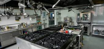 Meble ze stali nierdzewnej w gastronomii – Gastrotrip