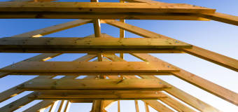 Z jakiego drewna wykonać więźbę dachową?