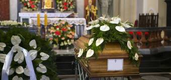 Wybór trumny lub urny – kluczowe decyzje pogrzebowe