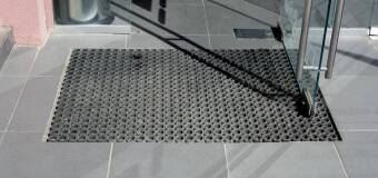 Maty antypoślizgowe - bezpieczeństwo w przestrzeniach publicznych