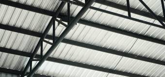 Dachy stalowe w halach produkcyjnych - kluczowe aspekty