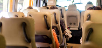 Wynajem autokarów i busów, czyli jak podróżować wygodnie i bezpiecznie