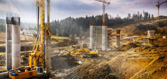 Żurawie samojezdne i przenośne – najważniejsze różnice