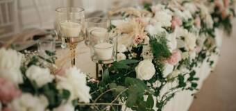 Kompozycje kwiatowe na stołach weselnych - Marta Rogala
