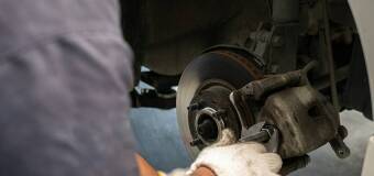 Wymiana układu hamulcowego – klucz do bezpieczeństwa na drodze