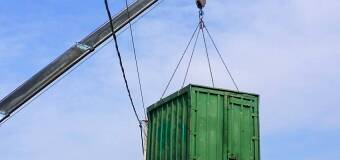 Wybór dźwigu towarowego – kluczowe kryteria