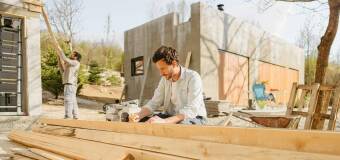 Zalety budowy domów z drewna – Michał Zaworski