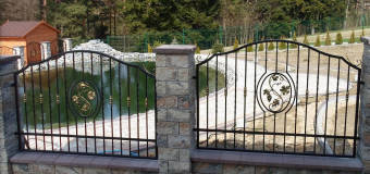 Balustrada a ogrodzenie. Czym kierować się przy wyborze barierki balkonowej?