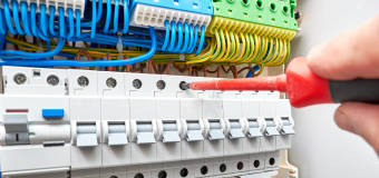 Podstawowe elementy instalacji elektrycznej – osprzęt i narzędzia do montażu