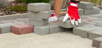 Podjazd z kostki brukowej – jak wykonać?