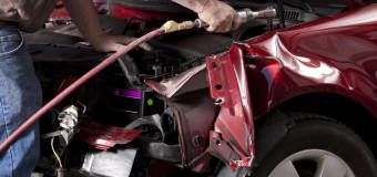 Samochód po wypadku – czy warto zdecydować się na naprawę?