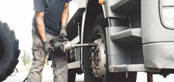 Awaria ciężarówki w trasie – co należy zrobić w takiej sytuacji?