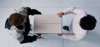 Jakie formy dostawy wybrać, aby zachęcić klientów do zakupów w e-sklepie?