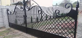 Jakie są zalety kutych elementów infrastruktury zewnętrznej posesji?