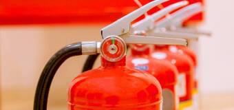 Koce gaśnicze – kluczowy element ochrony przeciwpożarowej