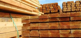 Tarcica budowlana – klucz do trwałych więźb dachowych