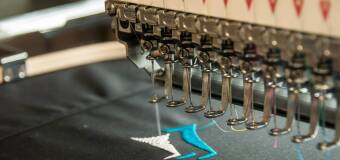 Haft komputerowy na spodniach firmowych – Justyna Piotrowska