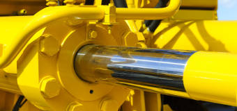 W jaki sposób przeprowadzana jest regeneracja siłowników hydraulicznych?