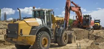 Wynajem koparkoładowarki – korzyści dla firm budowlanych
