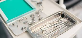 Ekspresowa naprawa protez zębowych w Łodzi