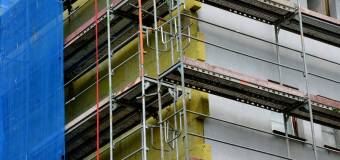 Montaż osłon okiennych podczas budowy – Rosa