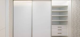 Zalety drzwi do szafy przesuwnej w aranżacji wnętrz