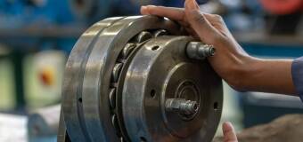 Montaż łożysk i cylindrów w urządzeniach przemysłowych