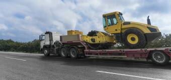 Transport maszyn budowlanych niskopodwoziowymi ciężarówkami