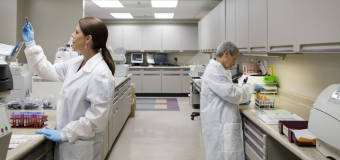 Na co należy zwrócić uwagę, wybierając meble laboratoryjne?