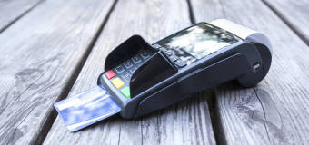 Jakie korzyści daje terminal płatniczy w punkcie handlowym lub usługowym?